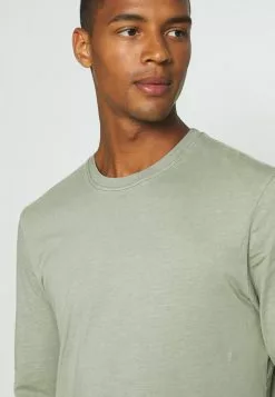 Only & Sons ONSMILLENIUM LIFE WASHED TEE - T-shirt à Manches Longues - Olive Night 11 Only & Sons ONSMILLENIUM LIFE WASHED TEE - T-shirt à Manches Longues - Olive Night -Only & Sons Soldes Boutique 70fd9d648aca4134b74fcf62a356f830